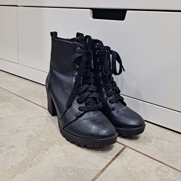 Black Boots, Size 8 - Picture 4 of 4